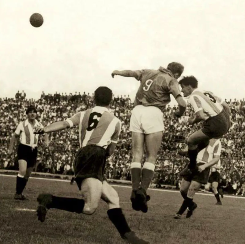 Diciembre 9, 1951, Millonarios 4, Racing 3. 
Encuentro entre los campeones de Colombia y Argentina. Alfredo Di Stfano marc un gol de chilena. 