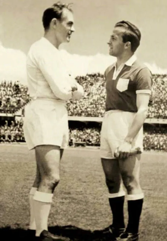 Julio 5, 1959. Millonarios 1, Real Madrid 1.
Este año Alfredo Di Stéfano regresó a Bogotá con la camiseta del Real Madrid. En los preliminares del partido conversa con Camilo Cervino de Millonarios.