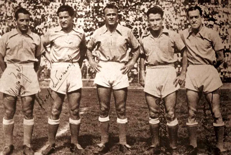 Delantera del equipo Millonarios en El Dorado. 
De izquierda a derecha: Hugo Reyes, Adolfo Pedernera, Alfredo Di Stfano, Antonio Bez y Reynaldo Mourn. 