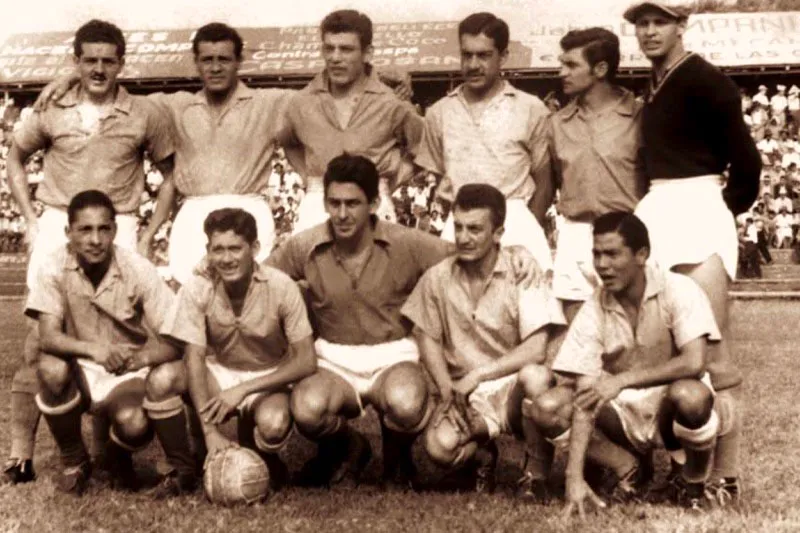 Millonarios 1954. 
Atrs, de izquierda a derecha: Francisco Cobo Zuluaga, Hernando Tigre Moyano, Daniel Nario, dgar Bustamante, Jorge Vega, Gabriel Ochoa Uribe. 
Adelante: Jorge Enrique Monzn Cabezas el Gago Monzn, Narciso de Castro, Rubn Deibe, lvaro Torito Surez y Liborio Guzmn. 