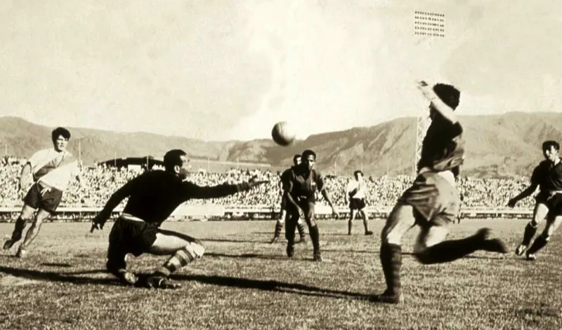 Enero 6 , 1957. Partido Medelln 2, River Plate de Argentina 4.
El Caimn Snchez rechaza el baln ante la mirada de Enrique Omar Sivori, Lorenzo Calonga y Pedro Retamozo. 