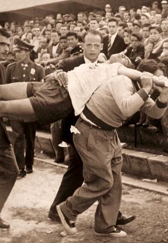 El doctor Ochoa atiende al jugador Carlos Arango, desmayado durante el partido Paraguay-Colombia en las eliminatorias al Mundial de 1957.