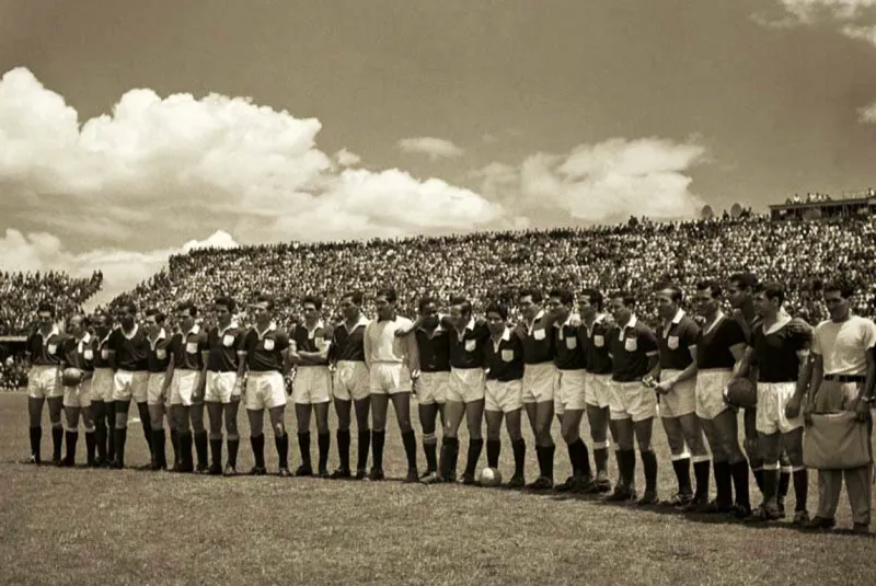Julio 5, 1959. Millonarios 1, Real Madrid 1. Esta nómina disputó la Copa Libertadores de 1960. De izquierda a derecha: Francisco Zuluaga, René Seghini, Juan Ramírez G., Manuel Díaz, Orlando Larraz, Hugo Contreras, Rodolfo Ávila, Walter Marcolini, Roberto J. Castro, Delio Noriega, Pablo Centurión, Marino Klínger, Luis A. Rubio, Ulilo D. Acevedo, Ricardo Díaz, Hernando González, Alfredo Rodríguez, Alfonso García, Camilo Cervino, Hernando Moyano, Elpidio Hernández y Víctor Vega.