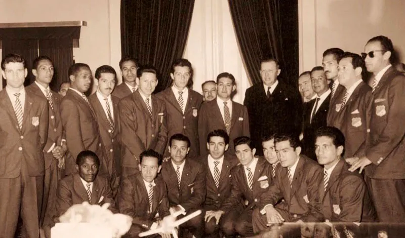 Junio 4, 1960. Copa Libertadores. Millonarios con el general Alfredo Stroessner.
Atrás: Rodolfo Micheli, Delio Noriega, Marino Klínger, Francisco Zuluaga, Elpidio Hernández,
Martín Alarcón, Carlos A. Bolla, Alberto Gómez, el general Stroessner, Manuel J. Bonilla, Jaime
Rojas, Luis Muñoz, Gabriel Ochoa.
Adelante: Juan Ramírez, Carlos Malaver, Hernando Moyano, Ulilo D. Acevedo, Orlando Larraz, Óscar Contreras, Ricardo Díaz, Hernando González.