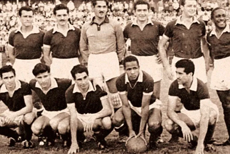 Millonarios en la Copa Libertadores de 1960. 
Atrs, de izquierda a derecha: Hernando Tigre Moyano, Francisco Cobo Zuluaga, Pablo Centurin, Ricardo Pibe Daz, Carlos Alberto Bolla, Juan Ramrez Gallego. 
Adelante: Orlando Larraz, Rodolfo Michelli, Roberto Jos Castro, Marino Klnger y Rubn Pizarro. 