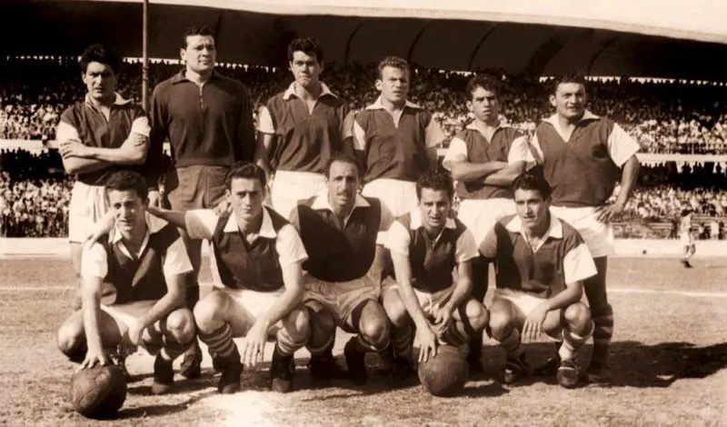 Santa Fe campen de 1960. 
Atrs, de izquierda a derecha: Jaime Silva, Leonardo Bevilacqua, Guillermo Milne, Hernando
Mono Tovar, Carlos Copetn Aponte, Carlos Rodrguez.
Adelante: Ricardo Campana, Miguel Reznik, Oswaldo Panzutto, Alberto Perazzo, Hctor Zipa Gonzlez. 