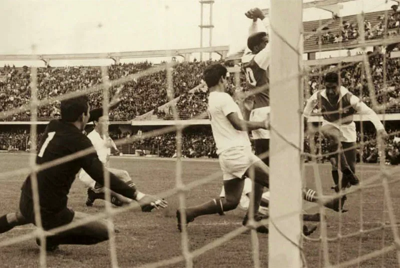 Julio 30, 1967. Santa Fe 1, Amrica 1.
El conjunto caleo lleg a enfrentar al campen bogotano con un invicto de 18 fechas. Aqu Hernando Pieros y Delio Maravilla Gamboa atacan el arco escarlata. 