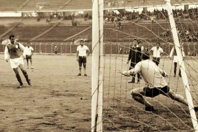 Noviembre 19, 1967, Santa Fe 1, Medelln 4.
Omar Lorenzo Devanni marca el nico gol cardenal de penalty ante el portero Floreal Rodrguez. 