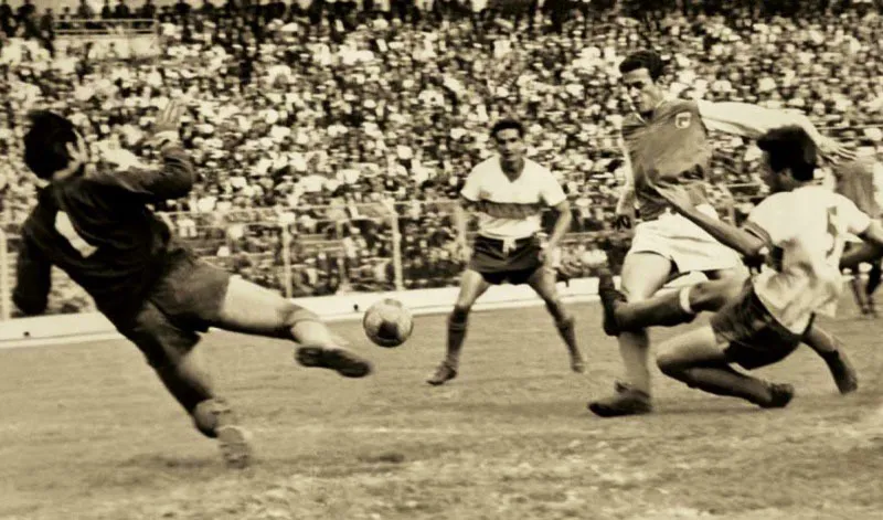 Septiembre 15, 1968, Santa Fe 1, Medelln 0.
Wilson Barata llega con posibilidades de marcar ante la salida del portero Ramn Garca. 