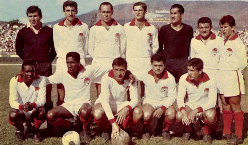 Santa Fe 1966. 
Atrs, de izquierda a derecha: Osvaldo Ayala, Carlos Antonieta, Claudionor Cardozo, Ignacio Velitas Prez, Pablo Centurin, Carlos Rodrguez, Carlos Aponte. 
Adelante: Luis Carlos Franca, Delio Maravilla Gamboa, Omar Lorenzo Devanni, Alfonso Can
y Pedro Daz. 