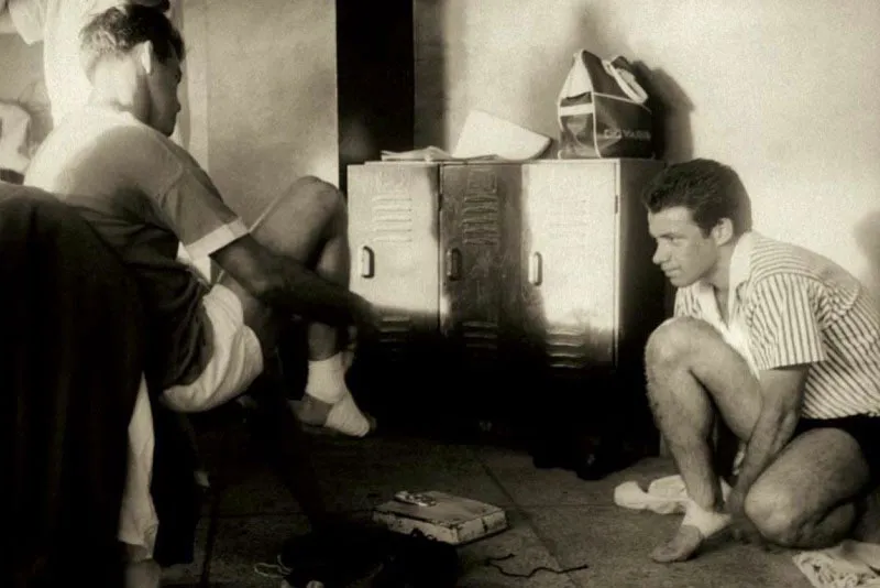 Jos Romeiro y Enrique Botejara, jugadores de Millonarios en el camerino, 1964. 