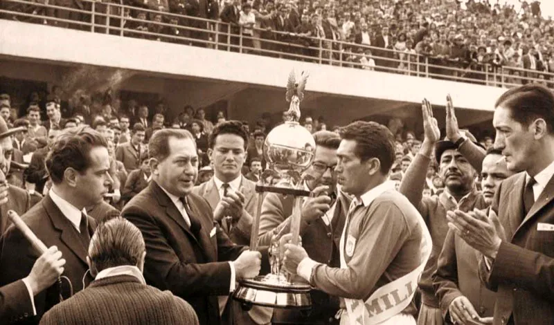 En 1964 Ricardo Pibe Daz, capitn de Millonarios, recibe el trofeo de campen de Colombia de manos de Alfonso Senior y Len Londoo. A la derecha Roberto Valencia, presidente del club azul.  