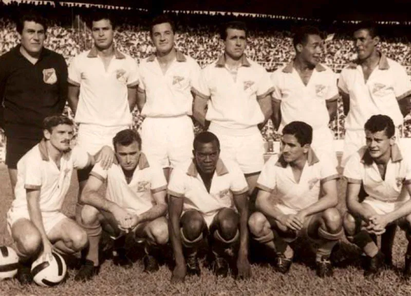 En 1965 Cali fue campen por primera vez.
Atrs, de izquierda a derecha: Isidro Olmos, scar Lpez, scar Ferreira, Omar Ives Ayala, Joaqun Snchez, Mario Sanclemente.
Adelante: Roberto lvarez, Ricardo Pegnoty, Jorge Ramrez Gallego, Bernardo Valencia e Iroldo
Rodrguez de Oliveira. 