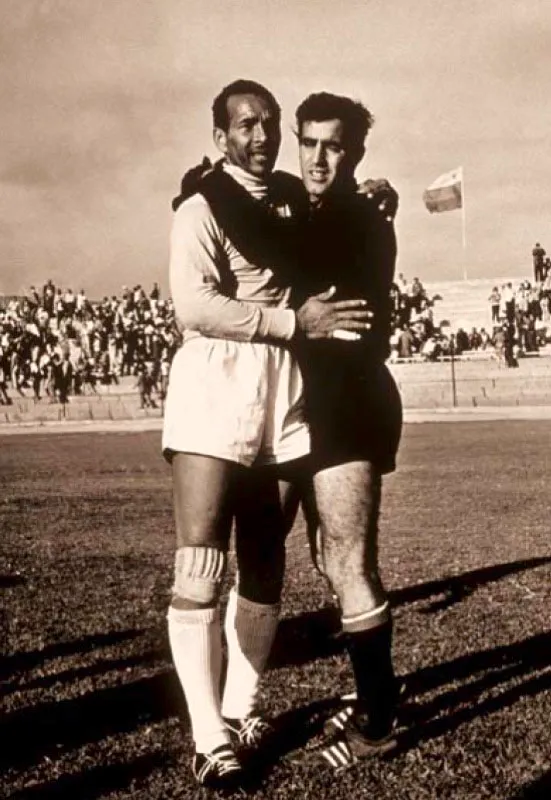 Mayo 30, 1962. Partido Uruguay 2, Colombia 1. 
Efran Caimn Snchez, guardametas de Colombia, y Roberto Sossa, portero de Uruguay, en gesto amistoso. 