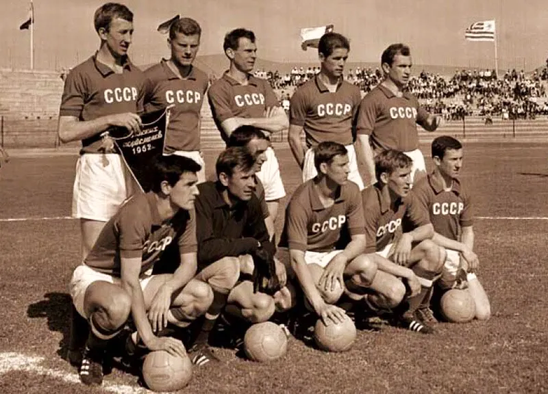 Seleccin de la URSS, 1962. Segundo en la fila delantera, con uniforme negro, el portero Lev Yashin, conocido como La Araa Negra y considerado uno de los mejores del mundo en su momento. 