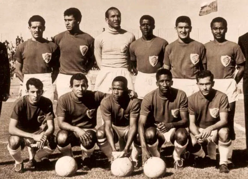 Primera seleccin colombiana en un mundial, 1962. 
Atrs, de izquierda a derecha: Cobo Zuluaga, scar Lpez, Caimn Snchez, Charol Gonzlez, Jaime Silva, Hctor Canocho Echeverry.
Adelante: Hermn Cuca Aceros, Marcos Coll, Marino Klnger, Maravilla Gamboa y Nio Arias. 