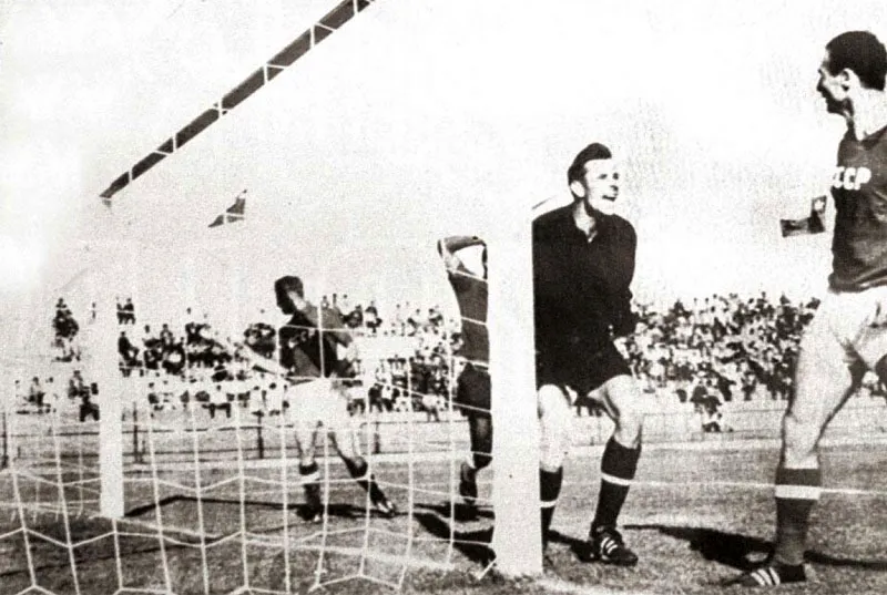 Empate 4-4 Colombia frente a la URSS, Chile 1962. Luego de la primera anotacin de Colombia, el portero ruso Yashin increpa a uno de sus jugadores. 