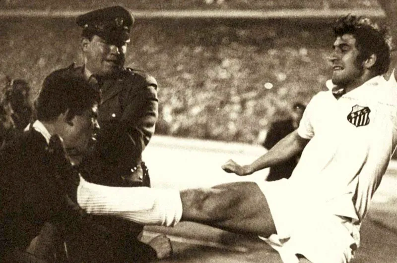 Momento en que el brasileño Oberdan patea al árbitro.