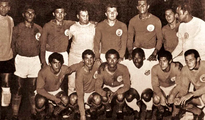 1968. Seleccin Preolmpica frente a Santos. 
Atrs, de izquierda a derecha: Otoniel Quintana, Alfredo Arango, Germn Burrito Gonzlez, Ovidio Rendn, Rigoberto Urrea, Luis Eduardo Camello Soto, Gabriel Hernndez, Malasuerte, 
Abajo: Javier Tamayo, Alfonso Escobar Echeverri, scar Moo Muoz, Pel, Gustavo Santa, Gabriel Berdugo. 