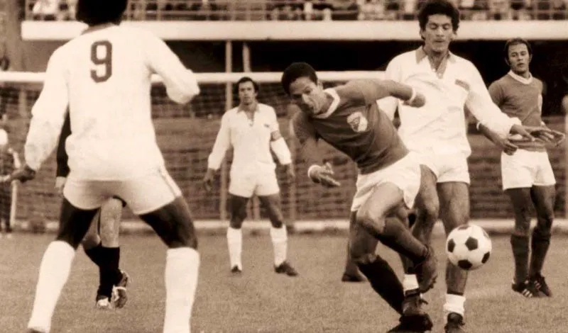 Julio 16, 1972. Millonarios 0, Cali 1.
Jairo Arboleda disputa el baln con el jugador de Millonarios Hermenegildo Segrera. 