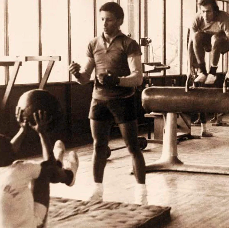 Pedro Antonio Zape, entrenando en el gimnasio en Cali, 1975.