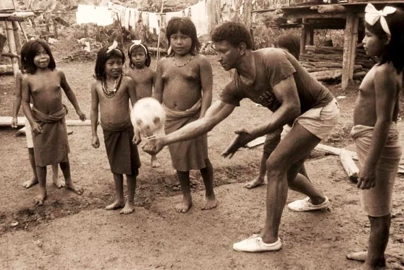 Pedro Antonio Zape, en representación de Coldeportes, con niños indígenas del bajo San Juan.