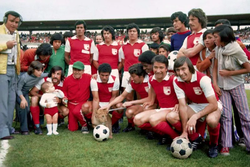 En 1975 Santa Fe consigui el sexto ttulo de su historia. El smbolo del equipo ese ao fue un len llamado Monaguillo.
Atrs, de izquierda a derecha: Bernardo Cha, Augusto Rangel, Alonso Rodrguez, Luis Gernimo Lpez y Jos Antonio Tbez.
Adelante: Carlos Alberto Pandolfi, Rafael Pacheco, Juan C. Sarnari, Ramiro Vifara, Hernando Pieros y Leonardo Recpero. 