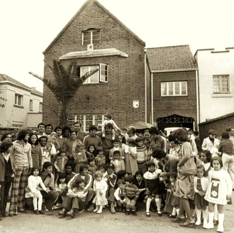 El equipo completo, acompaado de familiares, en la sede del club en la calle 39. 