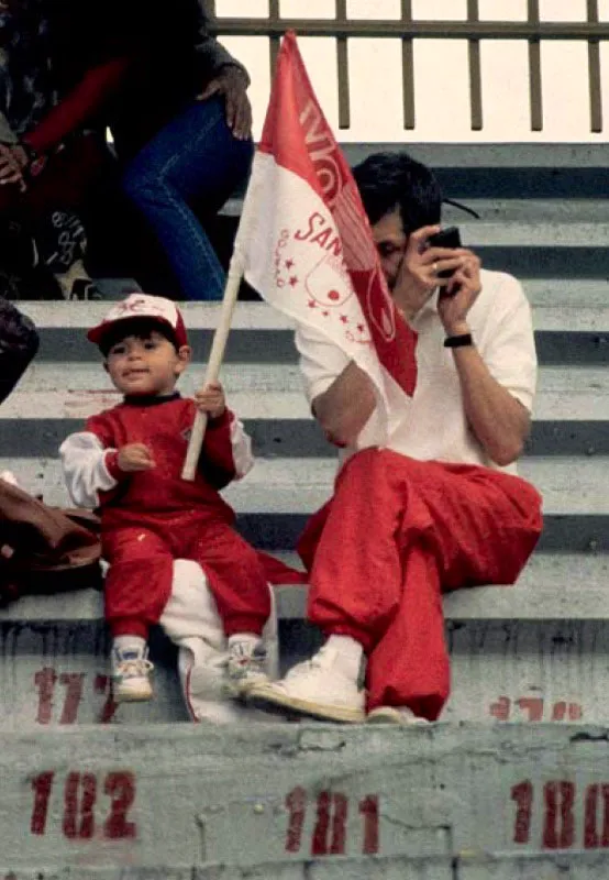 En la campaa de 1975 el equipo de Santa Fe, que cont con el apoyo incondicional de sus
seguidores, gan siete de los diez partidos del hexagonal final. 