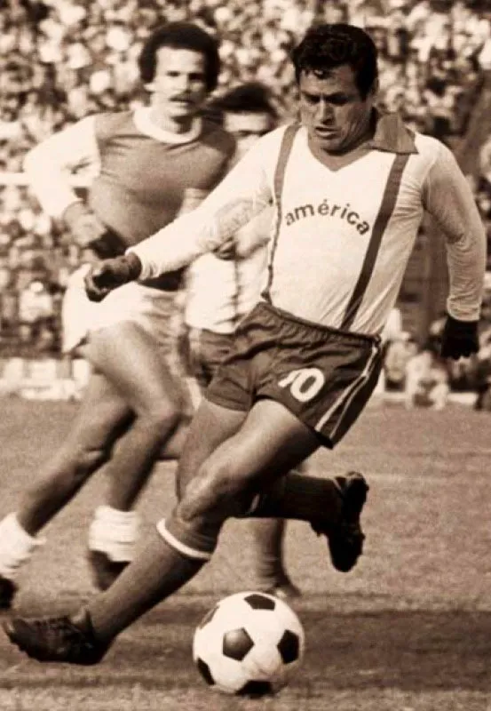 Con el América de Cali fue campeón en 1979, bajo las órdenes del doctor Ochoa Uribe.