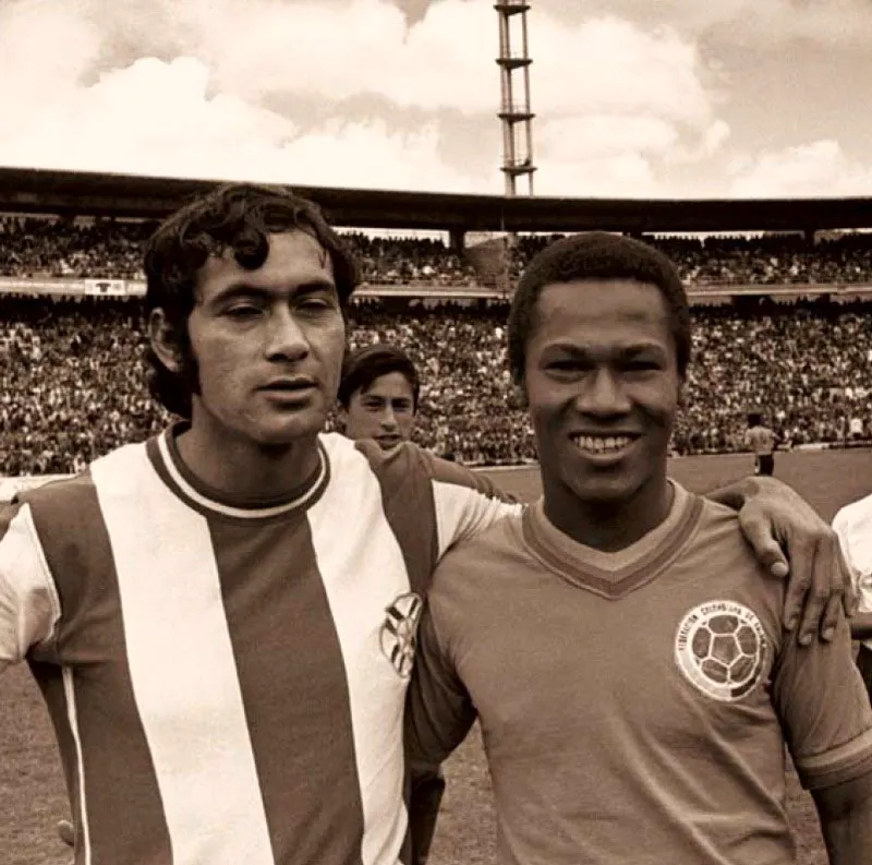 Septiembre 20, 1975. Partido Paraguay frente a Colombia.
El atacante paraguayo Apolinar Paniagua con Willington Ortiz. Fueron compañeros en Millonarios, 1972 y 1973.