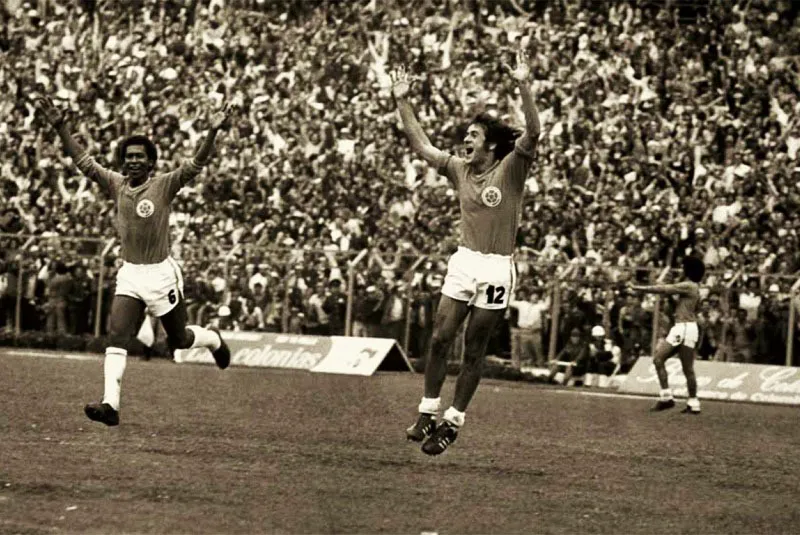 Septiembre 21, 1975. Colombia 3, Uruguay 0, serie semifinal, Bogotá.
Por primera vez Colombia avanzó a la final del torneo continental. Celebran Osvaldo Calero y Ernesto Díaz.