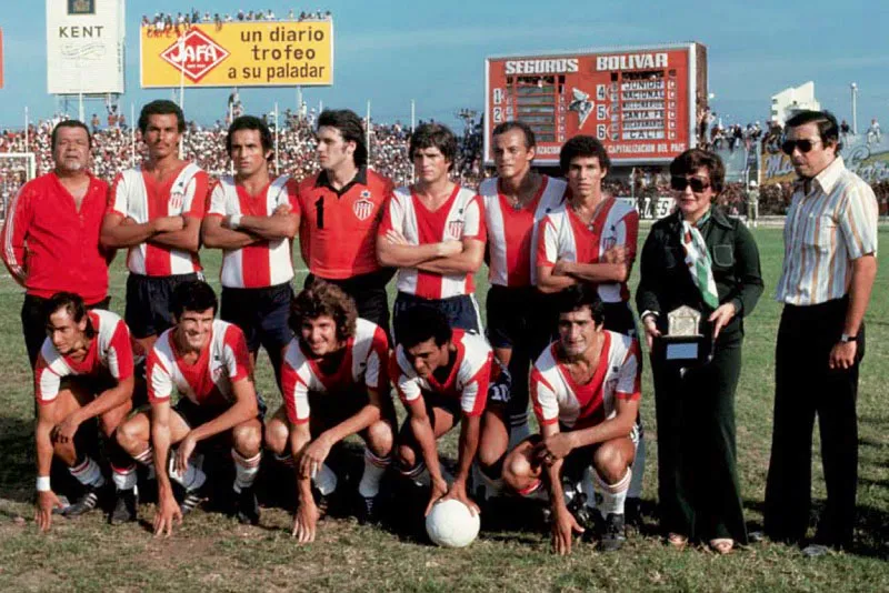 Junior campen 1977, estadio Romelio Martinez de Barranquilla.
Atrs, de izquierda a derecha: Orejitas Nez, Dulio Miranda, Rafael Reyes, Juan Carlos Delmnico, Julio Comesaa, Gabriel Berdugo, scar Bolao, Adelita y Fuad Char.
Adelante: Camilo Aguilar, Eduardo Solari, Csar Lorea, Alfredo Arango y Juan Ramn Bruja Vern. 