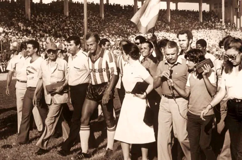 Vuelta olmpica del Junior en 1977 en el estadio Romelio Martnez de Barranquilla. Fuad Char, presidente del club, Gabriel Berdugo, capitn del equipo y Adelita de Char. 