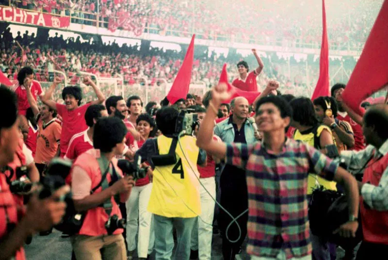 El América de Cali con hinchas y periodistas da la vuelta olímpica en el estadio Pascual Guerrero de la ciudad de Cali.