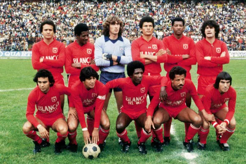 América campeón de 1983.
Atrás, de izquierdaa derecha: Oswaldo Damiano, Luis E. Reyes, Juan Caicedo, Julio César Falcioni, Heberto Quiñones y Víctor Espinosa.
Adelante: Roque Raúl Alfaro, Juan Penagos, Víctor Lugo, Gerardo González y Juan Manuel Battaglia.