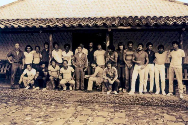 Amrica, 1983, en la concentracin de guila Roja. Gabriel Ochoa, Juan Manuel Battaglia, Rafael Pacheco, Jorge Porras, Juan Caicedo, Vctor Lugo, Gastn Moraga, Luis Eduardo Reyes, Edgardo Teglia, Rafael Agudelo, Julio Csar Falcioni, Juan Penagos, Luis Marcoletta, Hugo Valencia, Gabriel Chaparro, Medirano Robayo, Anthony de vila, Gerardo Gonzlez, Willington Ortiz, Armando Ros, Roque Ral Alfaro. 