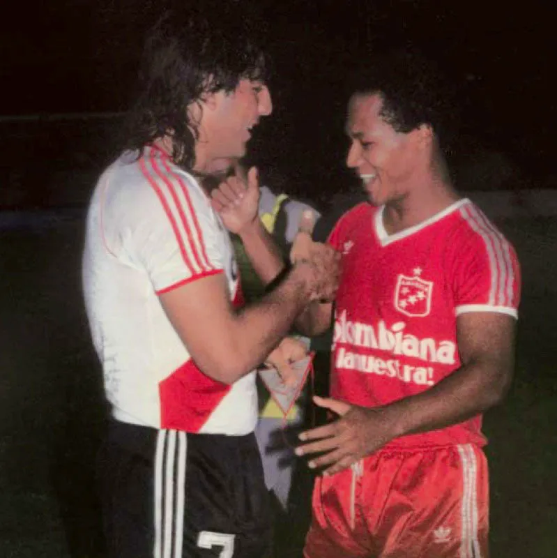 1986, América 1, River Plate 2.
El argentino Juan Gilberto Funes, quien fuera jugador de Millonarios, saluda a Willington Ortiz, antes de iniciarse el partido.