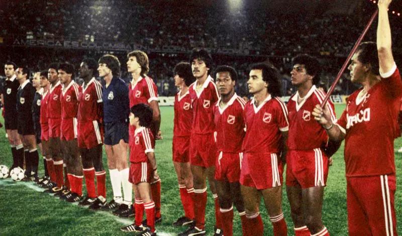 Octubre 22, 1985, Amrica 1, Argentinos Juniors 0. Final de Copa Libertadores, partido de vuelta en Cali. 
De izquierda a derecha: Gerardo Gonzlez, Hugo Valencia, Roberto Cabaas, Henry Vifara, Julio Csar Falcioni, Ricardo Gareca, Pedro Sarmiento, Gonzalo Soto, Willington Ortiz, Juan Manuel Battaglia y Gabriel Chaparro. 