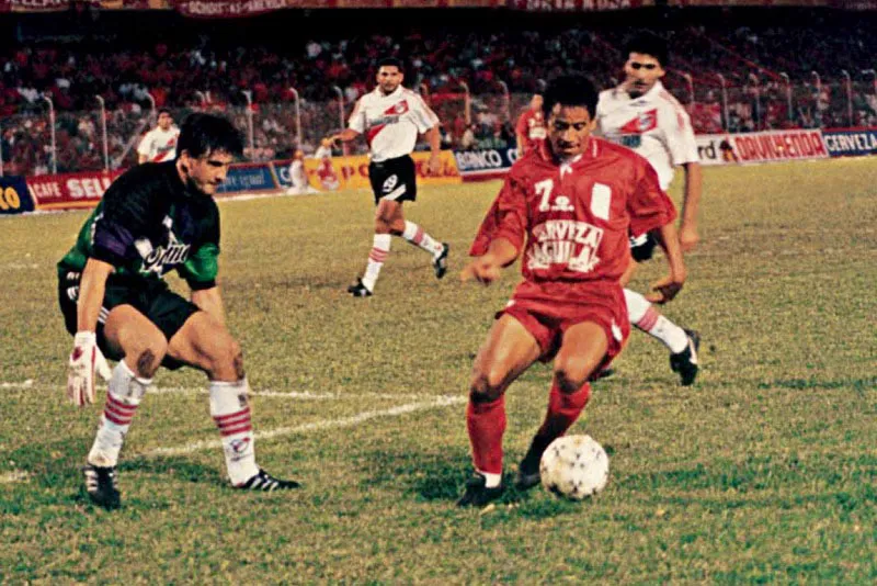 Junio 19, 1996. América 1, River Plate 0, final Copa Libertadores. El ‘Pipa’ de Ávila supera al arquero Germán Burgos para anotar el gol de la victoria.