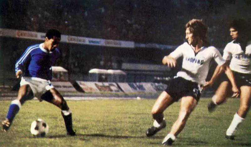 Marzo 23, 1979. Millonarios 1, Quilmes 0.
El club de Bogotá ha participado en 14 ocasiones en la Copa Libertadores, llegando a la final en 1960, 1973 y 1974.