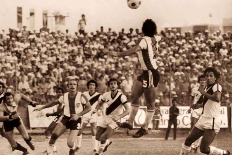 Abril 12, 1978. Junior 0, Danubio 0.
Este año el club de Barranquilla participó por primera vez en la Copa Libertadores. En la acción, el colombiano Rafael Reyes.