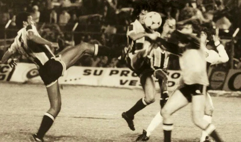 Octubre 29, 1982. Olimpia 2, Tolima 0.
El club pijao tuvo su primera participacin en la Copa Libertadores en 1982. En la accin, Sapuka y Del Rio, del Tolima, llegan con posibilidades al arco de Almeida. 