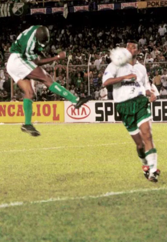 Junio 2, 1999. Cali 1, Palmeiras 0.
El delantero colombiano Vctor Bonilla marca de cabeza el gol de la victoria azucarera en el primer partido de la final de la Copa Libertadores. 