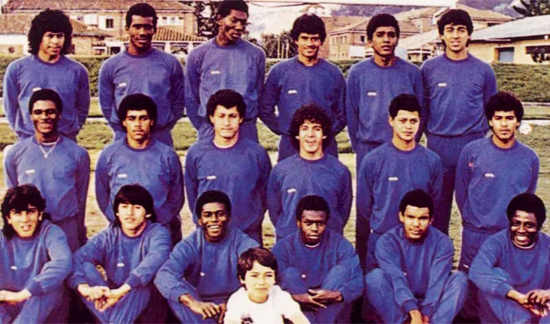 Colombia en el Suramericano Juvenil de 1985. 
Atrs, de izquierda a derecha: Ren Higuita, Jairo Ampudia, John Crdoba, Carlos lvarez, lvaro Nez, Eduardo Nio.
Segunda fila: John Jairo Trllez, dison lvarez, Felipe Prez, John dison Castao, Wlmer Cabrera, Diego Lanez.
Tercera fila: Vctor Rozo, James Olaya, Diego Caicedo, Hugo Caicedo, Orlando Maturana y Jos Romeiro Hurtado. 