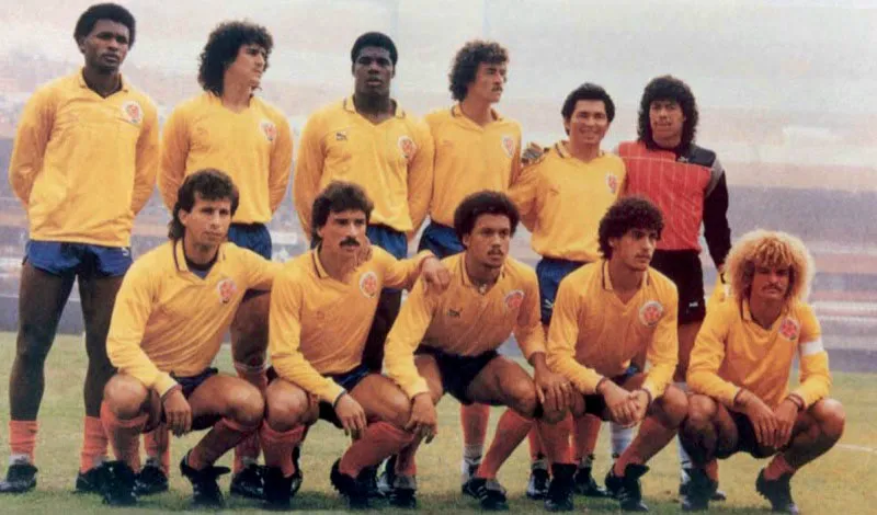 Seleccin Colombia que particip en la Copa Amrica de 1987, bajo las rdenes de Francisco Pacho Maturana. 
Atrs, de izquierda a derecha: Bernardo Redn, Leonel lvarez, Luis Carlos Perea, Carlos Mario Hoyos, Nolberto Molina, Ren Higuita.
Adelante: Mario Coll, Gabriel Jaime Barrabs Gmez, Luis Fernando Chonto Herrera, John Jairo Galeano, Carlos Pibe Valderrama. 