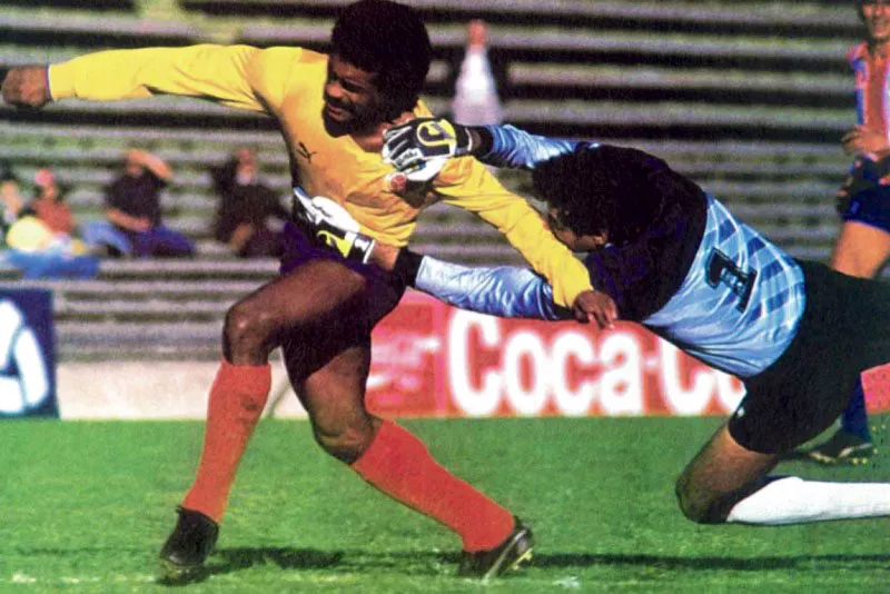 Julio 5, 1987, Colombia 3, Paraguay 0.
Arnoldo Iguarán, goleador del torneo, deja por el camino al defensor paraguayo Rogelio Delgado.