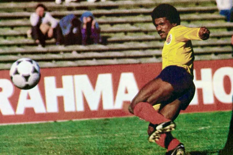 Julio 5 de 1987, Colombia 3, Paraguay 0.
Arnoldo Iguarán marca ante la portería de Roberto Fernández, su cuarto gol, con el que se llevó el Botín de Oro.