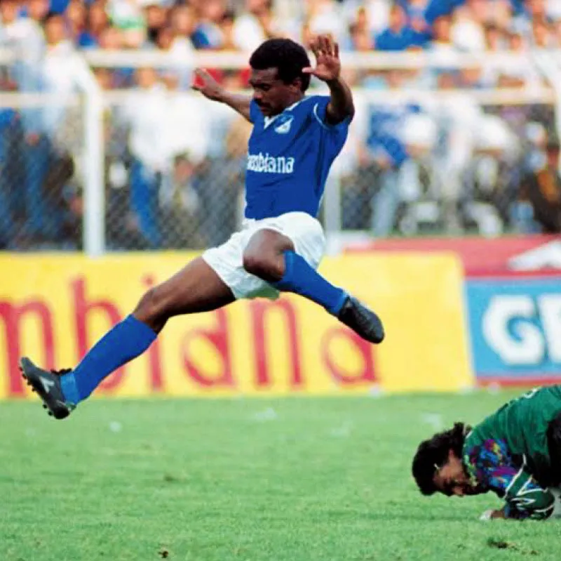 En la temporada de 1991, Arnoldo el Guajiro Iguarn se consagr como el mximo anotador del
equipo de los Millonarios, tras marcar un total de 14 goles. 