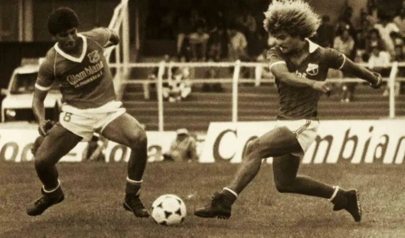 Carlos Pibe Valderrama lleg al Deportivo Cali en 1985 y jug con este club hasta 1987. 